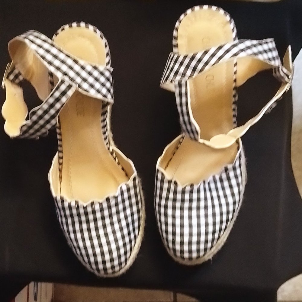 CHASE & CHLOE  SIZE 7.5 WEDGE HEEL